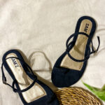 Black toe ring sandals